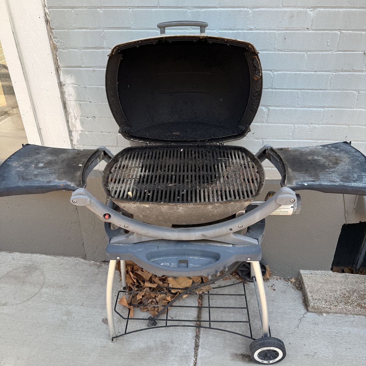 Weber Q2200 Portable Liquid Propane Grill on Cart - Used, Good Condition