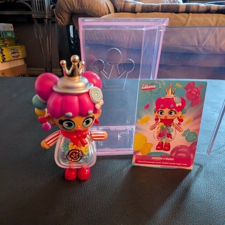 Shopkins Shoppies KWEEN OF SUGA Shoppet Mini Doll Figure with Case & Card