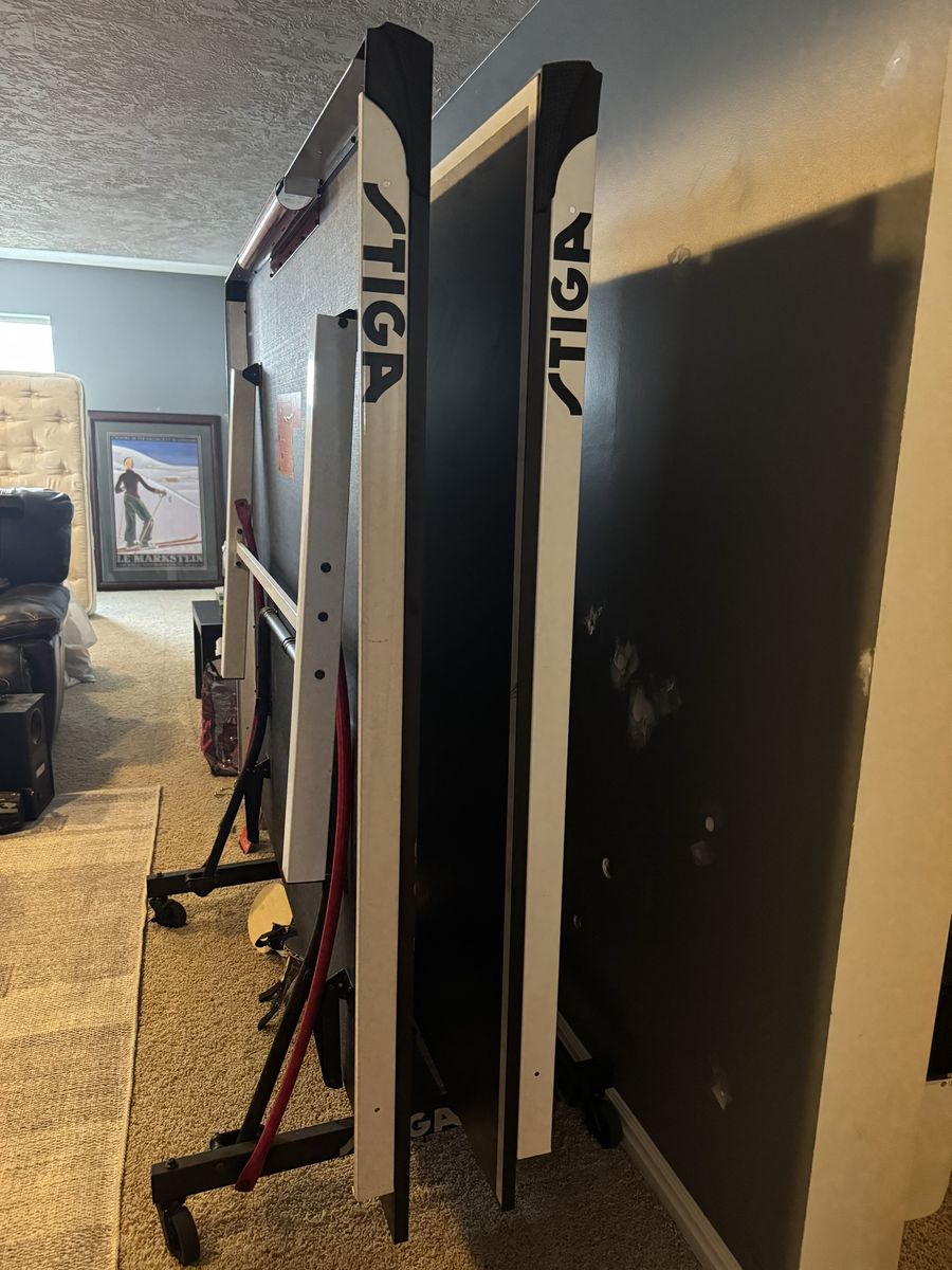 STIGA Folding Ping Pong Table with Paddles and Net - bottom board is broke (easy fix)  see pictures 