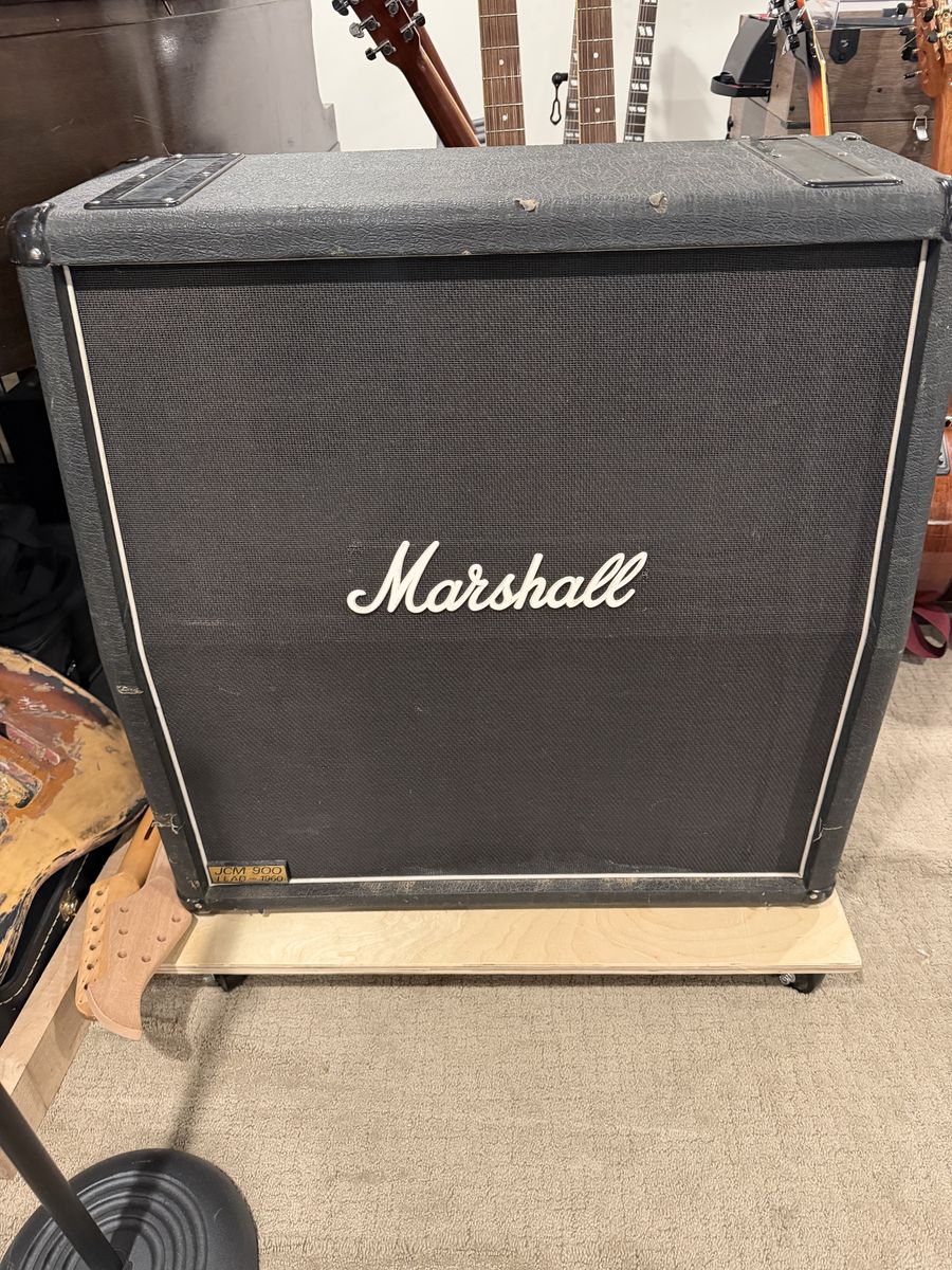 Marshall JCM 900 Lead 1960 A 4 x 12 slant guitar cab