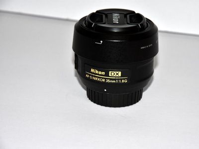 Nikon AF-S DX Nikkor 35mm f/1.8 G Autofocus APS-C Lens for F-Mount,