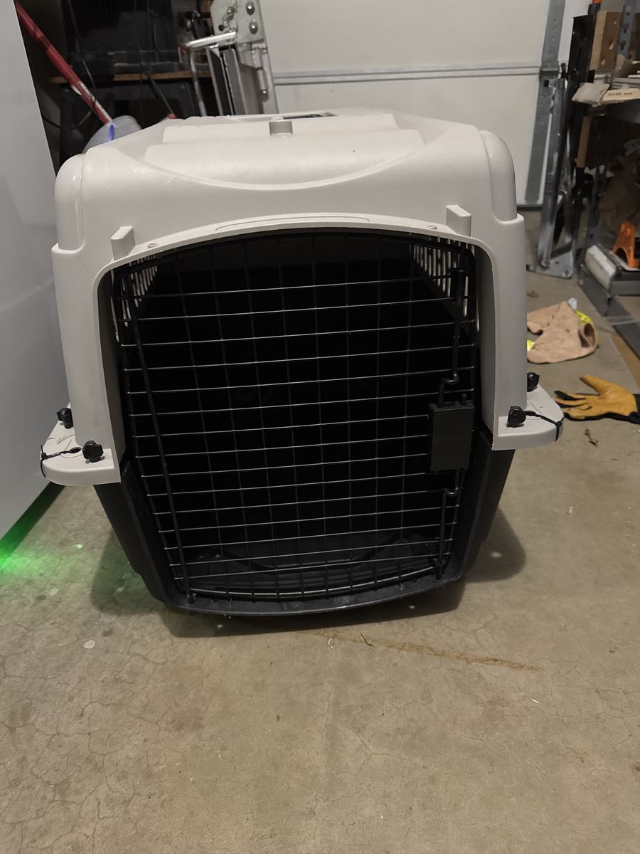 28" Medium Top Paw Plastic Dog Kennel