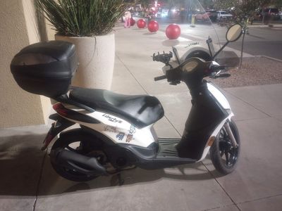 2024 Piaggio liberty 150 S complete with accessories and USB!