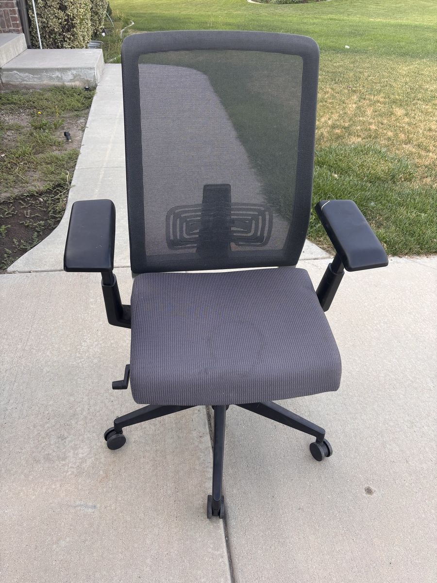Black Mesh Office Chair with Adjustable Arms - Ergonomic Swivel Desk Chair nice chair in very good condition