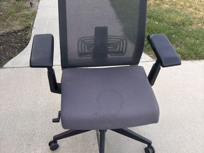 Black Mesh Office Chair with Adjustable Arms - Ergonomic Swivel Desk Chair nice chair in very good condition