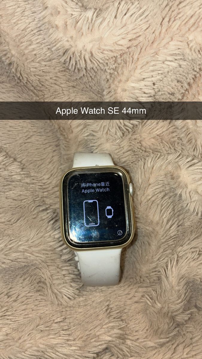 Apple Watch SE 44mm Gold Case with White Sport Band