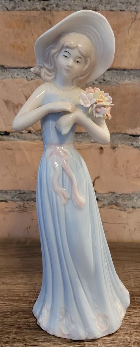 Vintage House of Lloyd
Figurine Gathering
Flowers