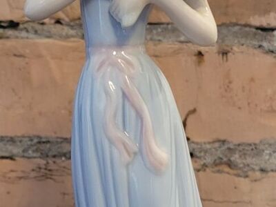 Vintage House of Lloyd
Figurine Gathering
Flowers