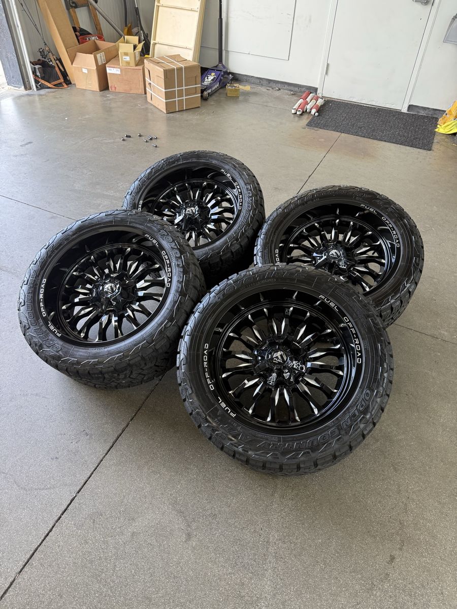 LIKE NEW 22x10 fuel wheels/ 33x12.50r22 Toyo at3 tires