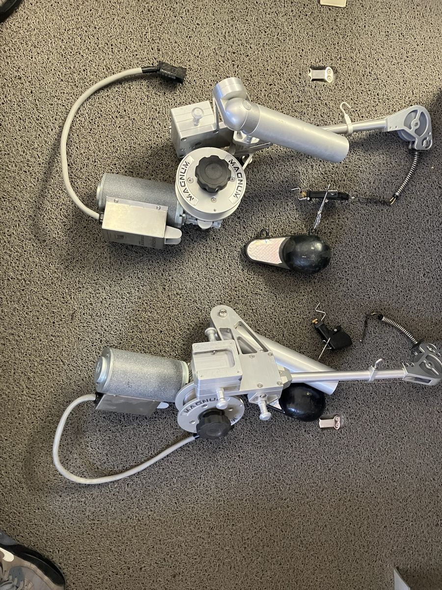 Pair of Magnum Metalz MZ - 1500P Single Rod Holder DownRigger 19" Boom, 200' Cable