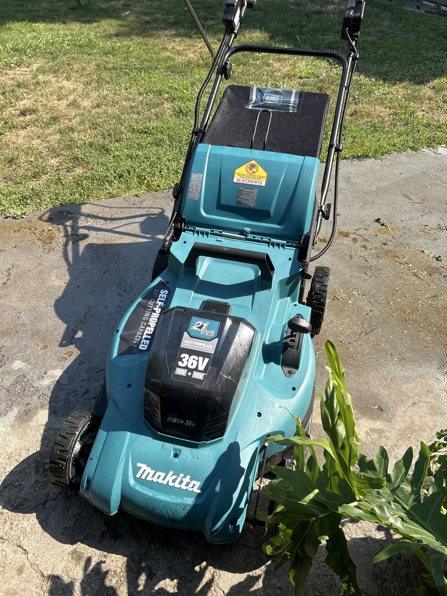 Lawnmower Makita with batteries and charger.