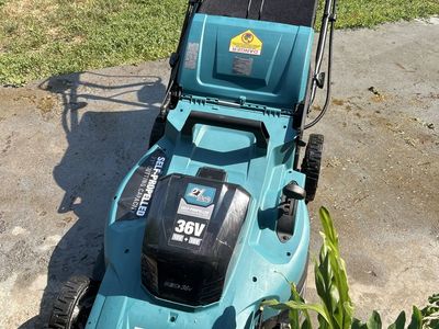 Lawnmower Makita with batteries and charger.