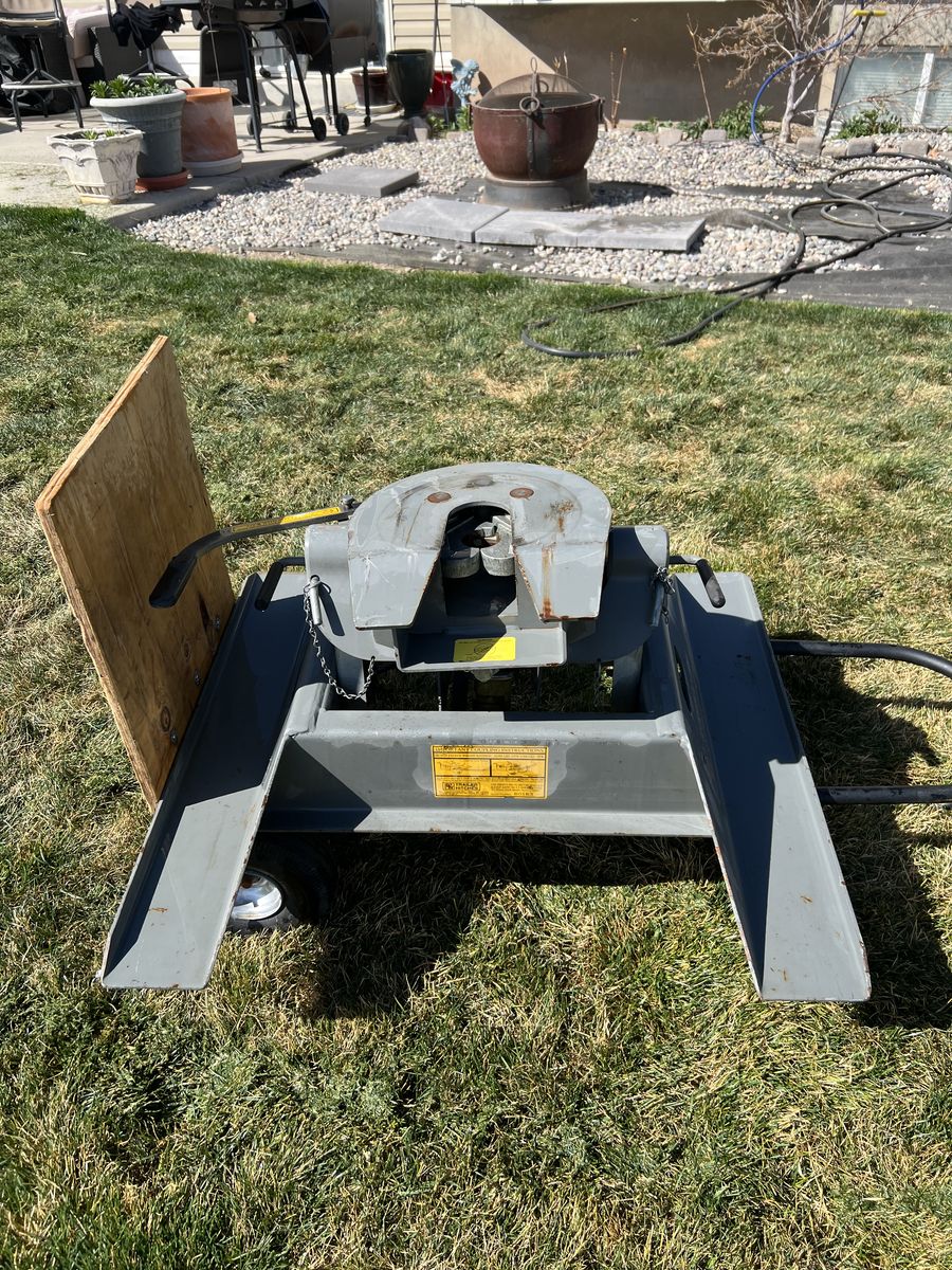 B & W Companion  Gooseneck 5 Th Wheel Hitch