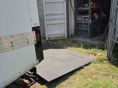 8'×40' container rubber on top no leaks $1 ,000 or offer