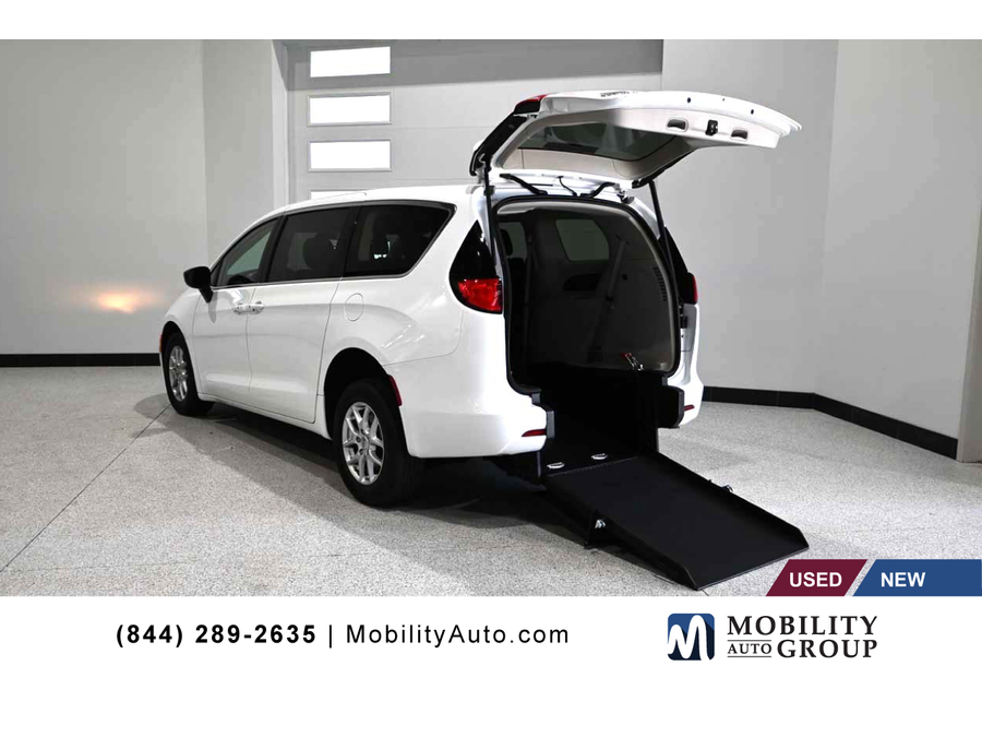 2024 Chrysler Voyager LX
