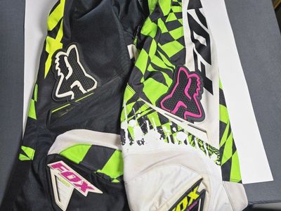 Fox Racing 180 Motocross Gear Combo Set
Jersey Size: Large (L)
Pants Size: 32
