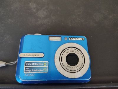 Samsung S860 8.1MP Digital Camera Blue Point and Shoot
