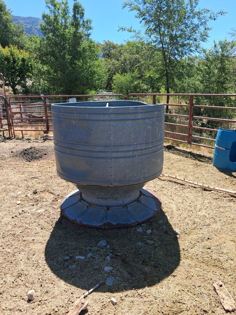 Large pig feeder