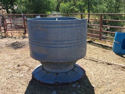 Large pig feeder