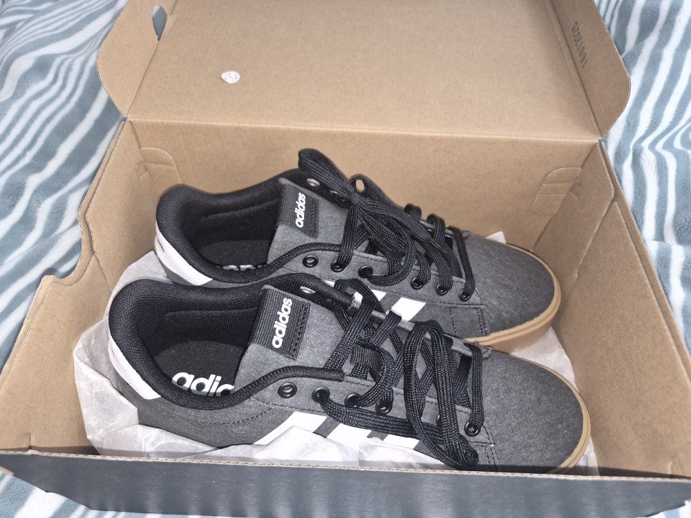 Adidas Daily 4.0 size 8 BRAND NEW never worn