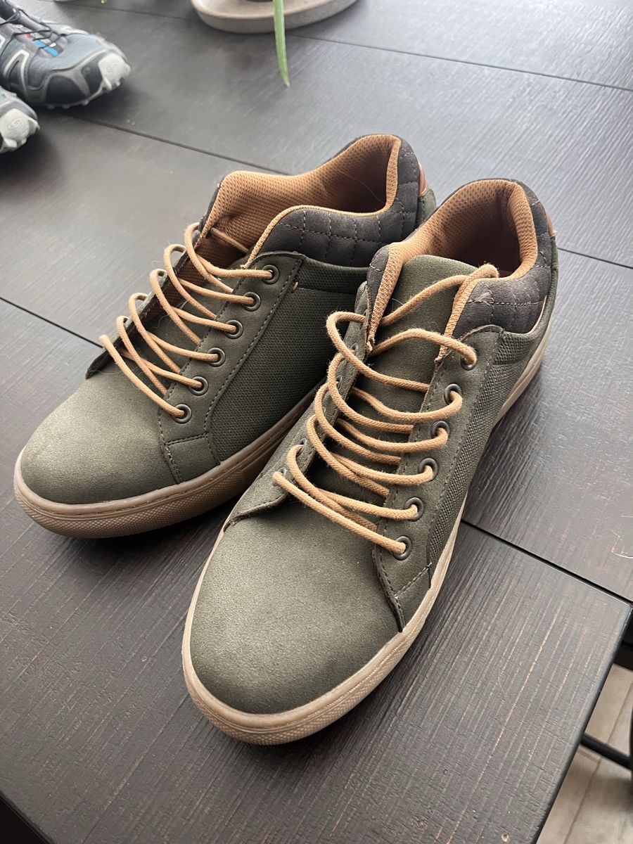 Men's Size 9 Green Suede Lace-Up Casual Sneakers