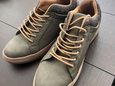 Men's Size 9 Green Suede Lace-Up Casual Sneakers