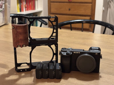 Sony A6400 Mirrorless Camera with 2 Smallrig cages & 4 neewer batteries