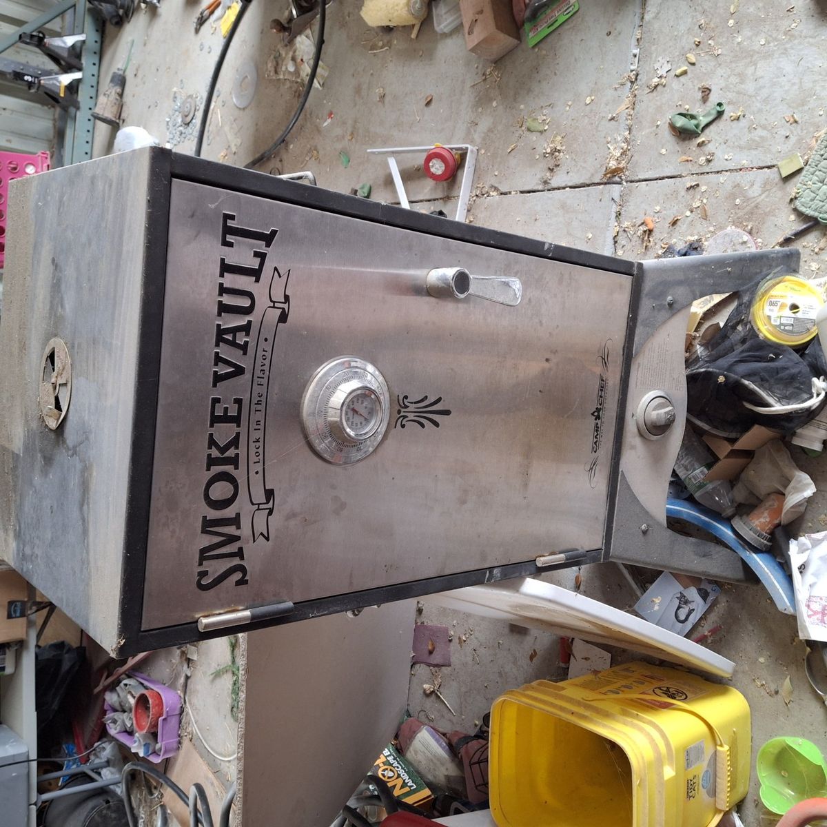 Stand up propane smoker