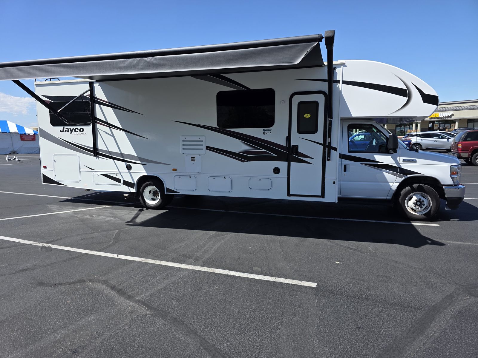 LIKE NEW - 2024 Class C Jayco 32Ft., Sleeps 8, One Owner, 7.3L Gorilla V8 Engine, Low Mileage
