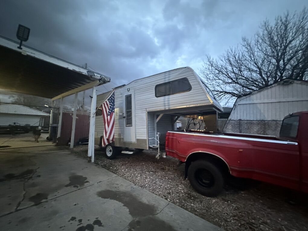 5th Wheel Work m/storage Trailer Has Shelfs