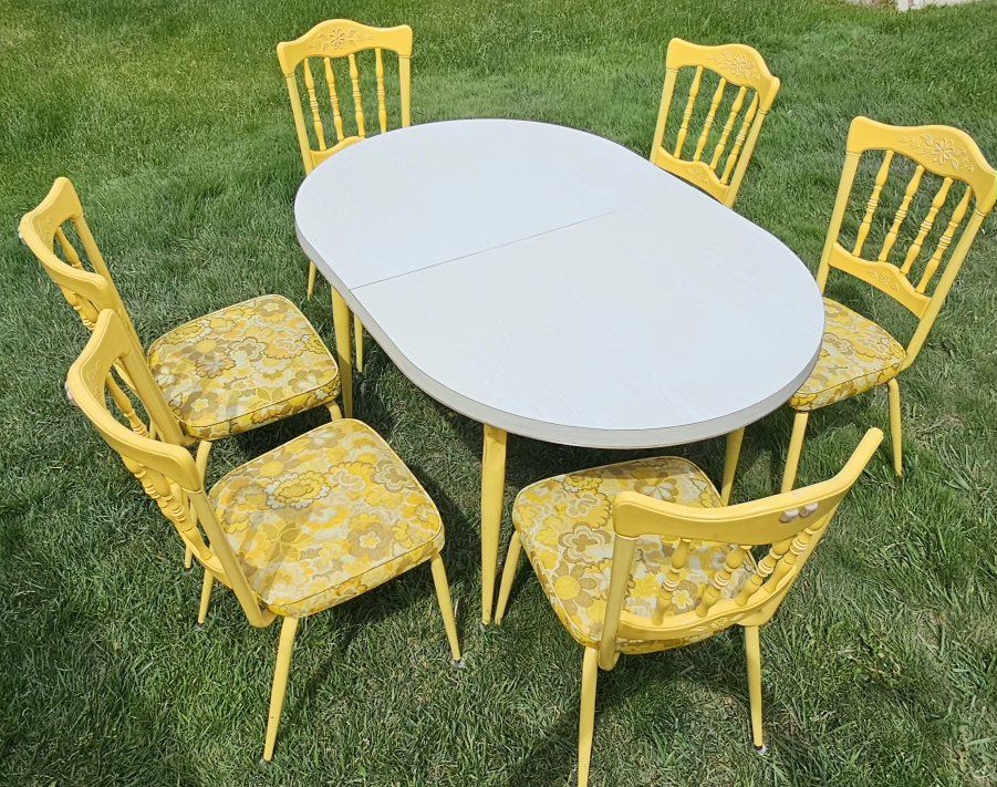 VIRCO Vintage Yellow Mid-Century Dining Table & 6 Chairs - Floral Vinyl Upholstery, Laminate Top
Table: 53"Lx36"Wx28.5"H