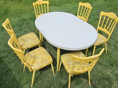 VIRCO Vintage Yellow Mid-Century Dining Table & 6 Chairs - Floral Vinyl Upholstery, Laminate Top
Table: 53"Lx36"Wx28.5"H