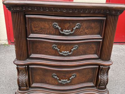 Traditional Wood Nightstand – Fluted Columns