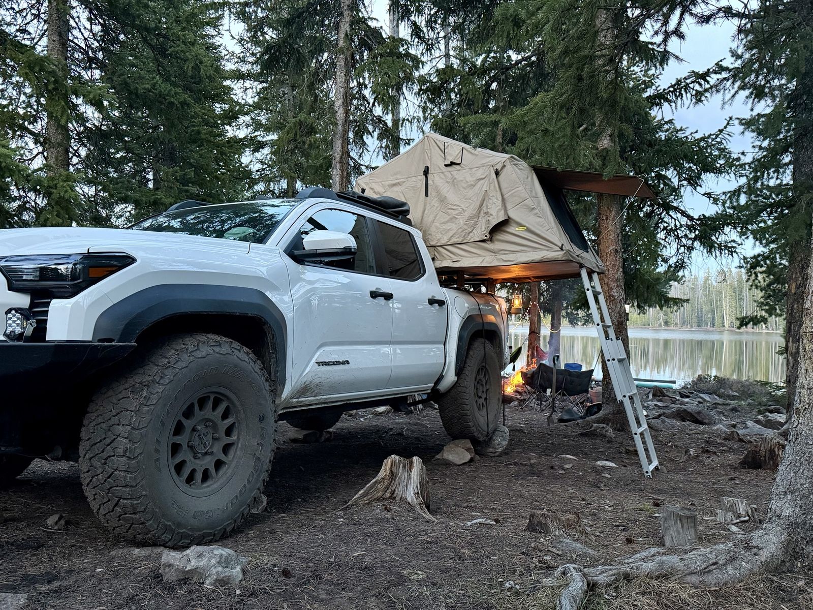 Smittybilt over lander roof top tent 