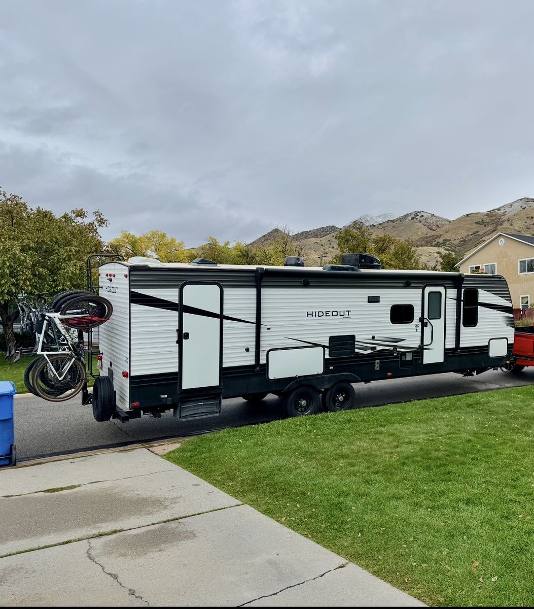 Keystone Hideout 2021. 28BHSWE, Sleeps 10, Bunk Beds, AC, Awnings, Bumper Pull, Excellent Condition! New tires & batteries!