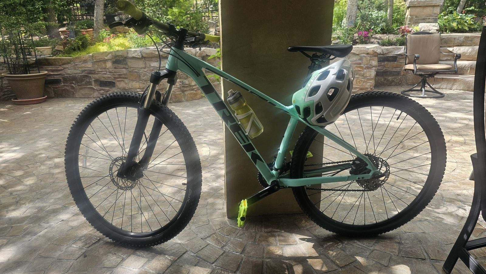 Newer generation Trek Marlin 6 - mint/miami green style and 1x drivetrain – M/L Frame