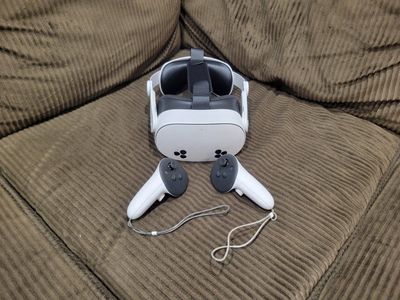 Meta Quest 2 VR Headset & Controllers 256 gb