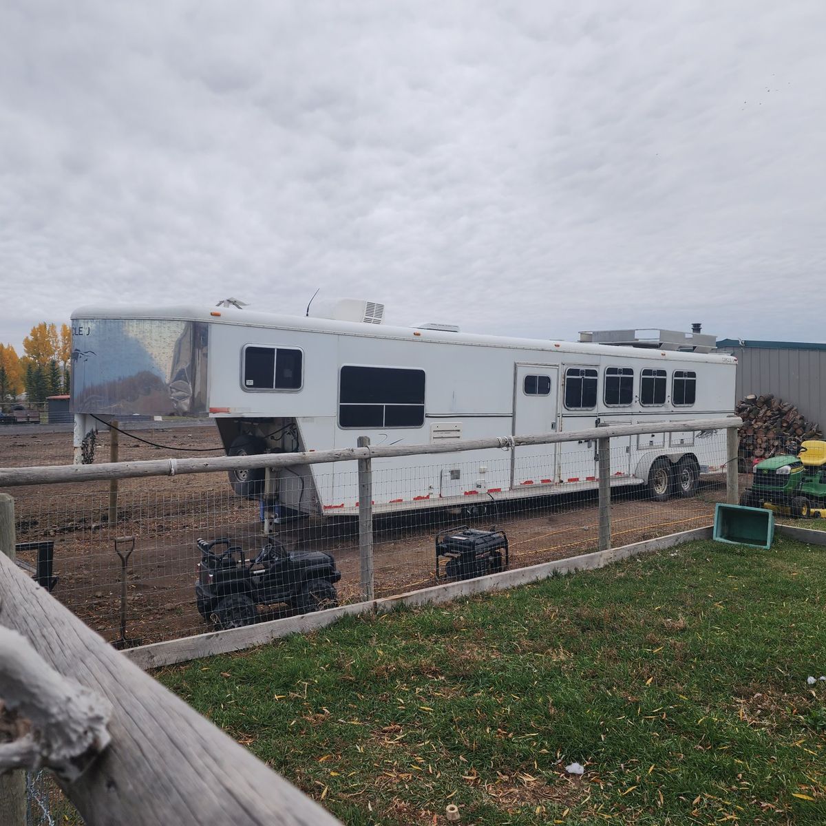 2004 Circle J 4 Horse Living Quarters Horse Trailer
