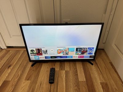 Samsung Smart TV with control remote 32 inches