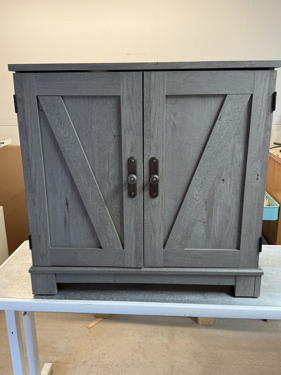 Cute end table/cabinet, great condition, 31” W 16” D 30” tall