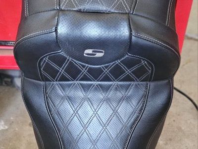 Saddlemen Extended Reach Roadsofa LS Black/White Stitch Motorcycle Seat for Harley-Davidson Touring