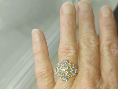 Natural Tanzanite in 14K gold Ring - size 7