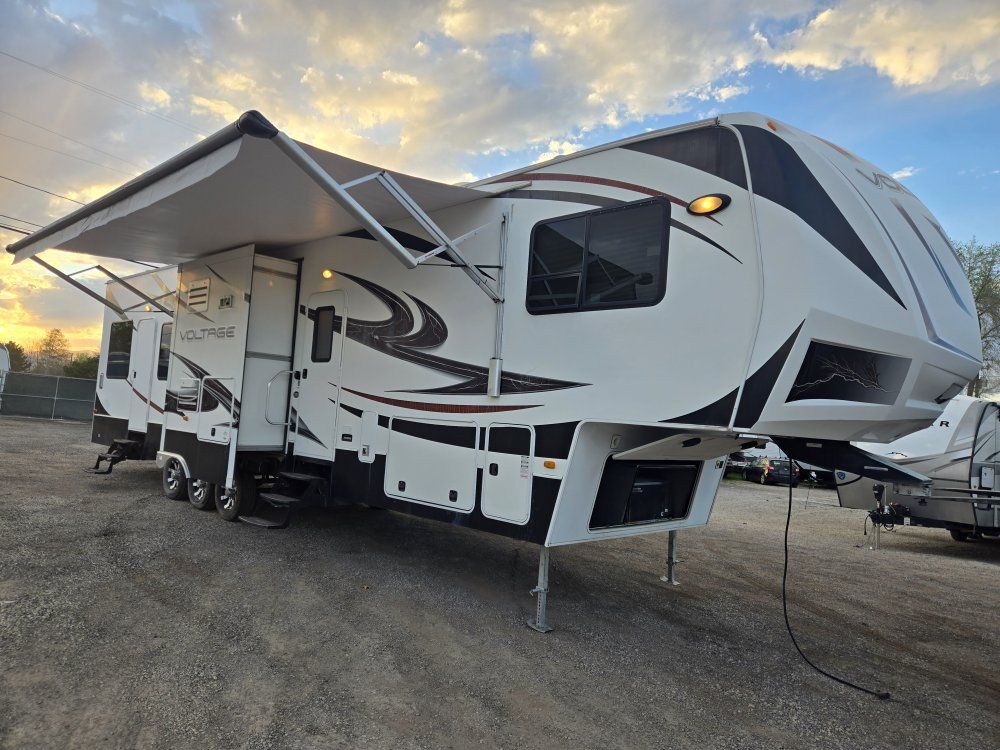 2012 Keystone Voltage 3905 w/ 14 foot garage Toy H