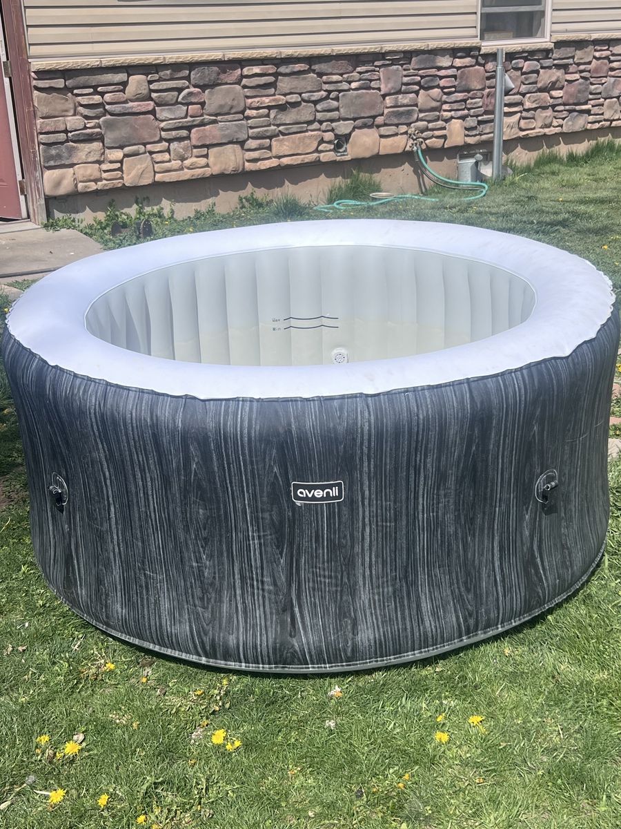 Avenli Inflatable Hot Tub Portable Outdoor Spa with Bubbles - Like New Condition