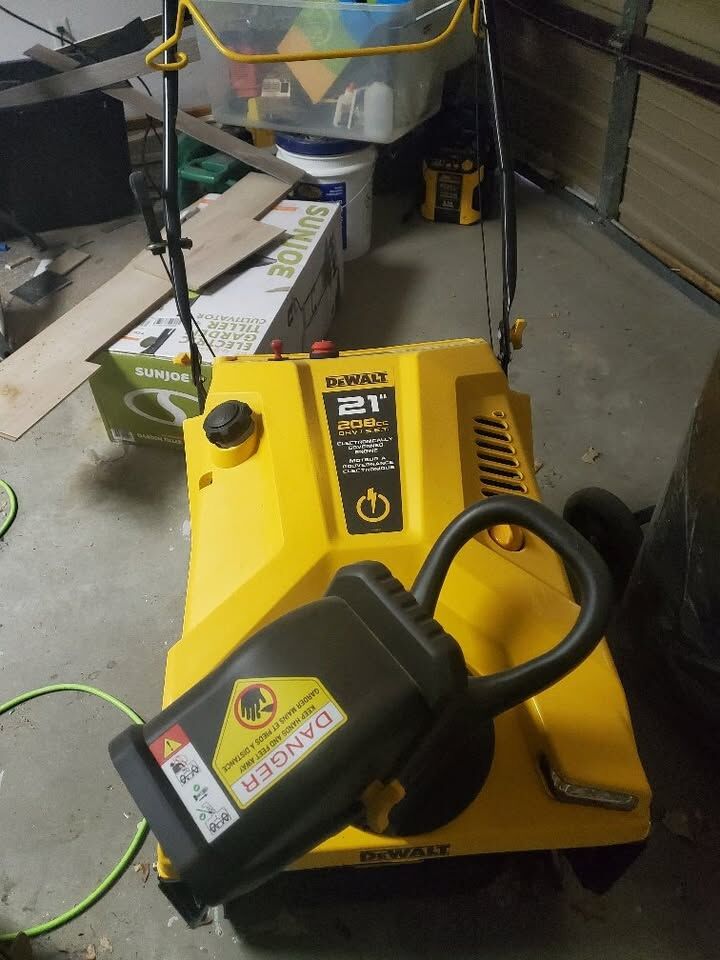 DeWalt 21" Gas-powered snowblower New