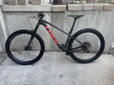 $1700 OBO — Trek Roscoe 8 Mountain Bike - Black/Red, RockShox Fork, Boost Hubs, Dropper Post, Roscoe 8, Large, 29 x 2.60