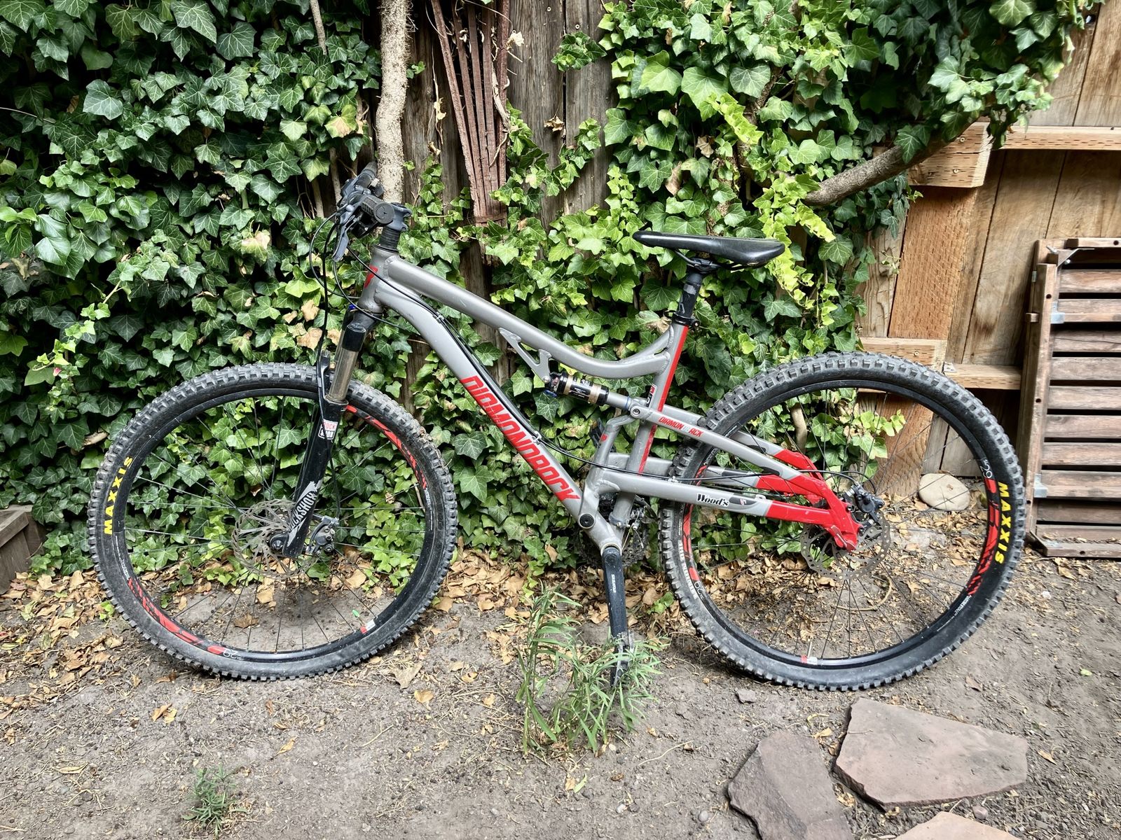 Diamondback recoil mountain bike 29er.