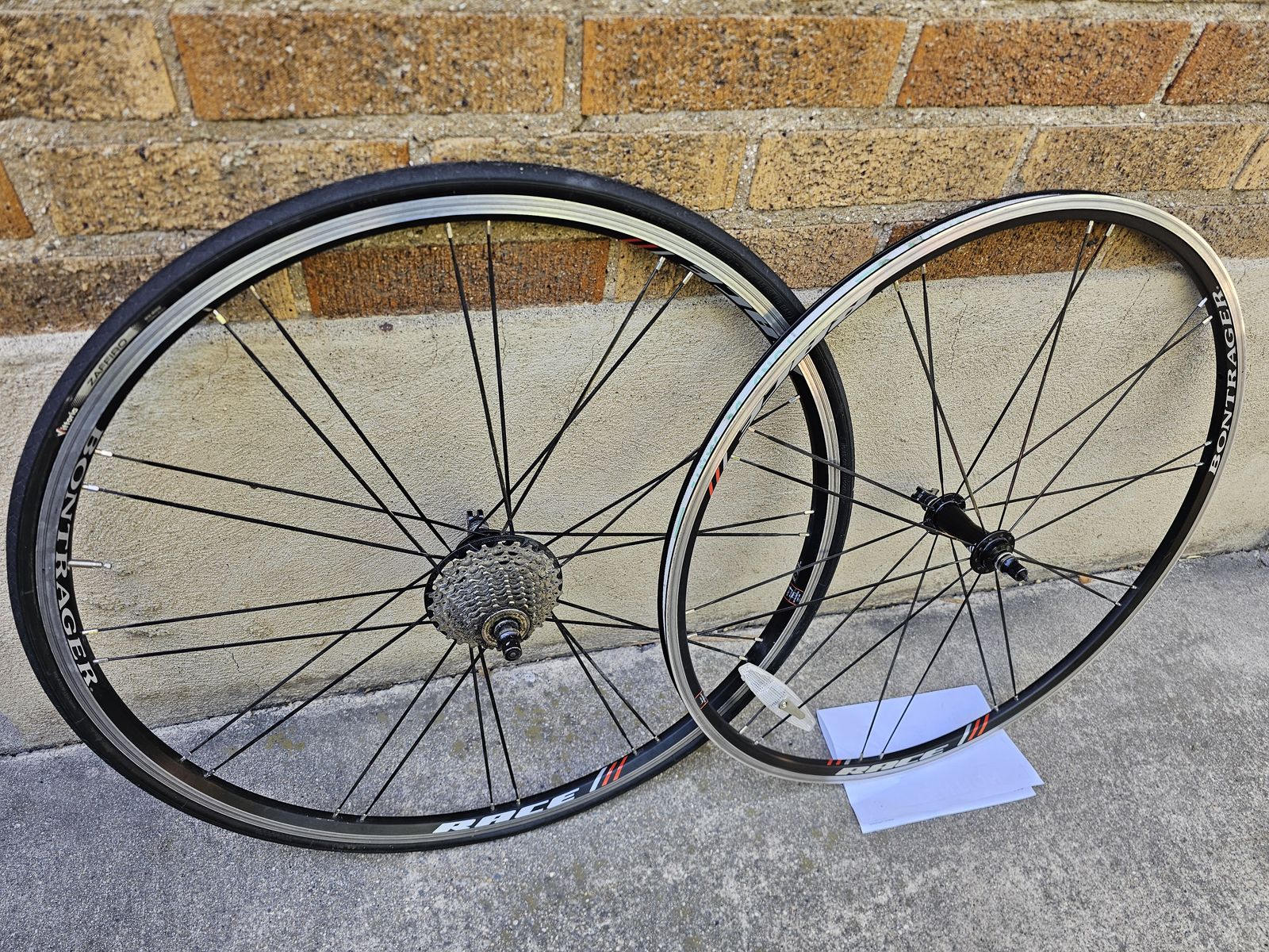 Bontrager Race 700c F/R Wheel Set.