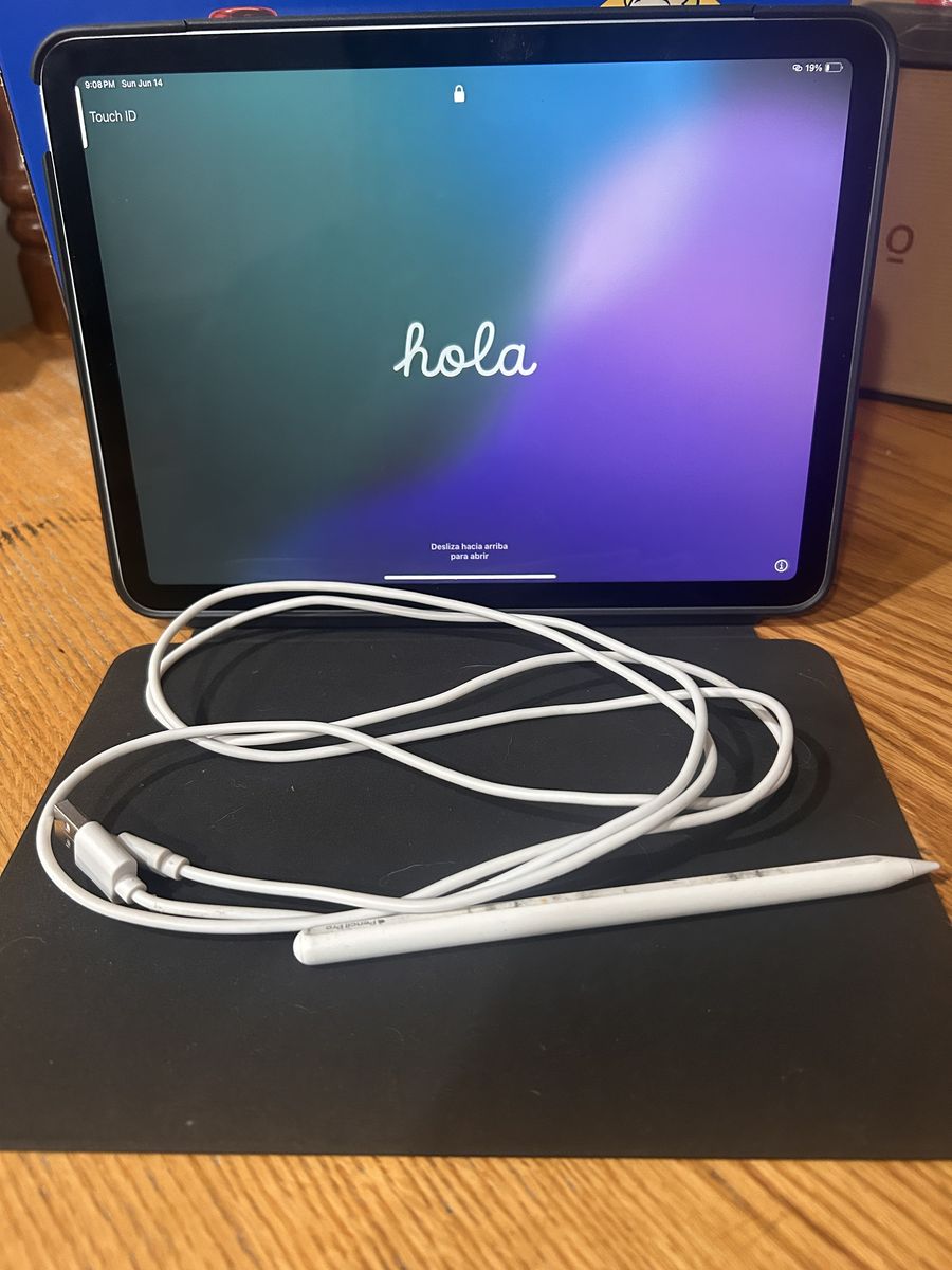iPad Air (M3) 11 inch with pen, case and charger