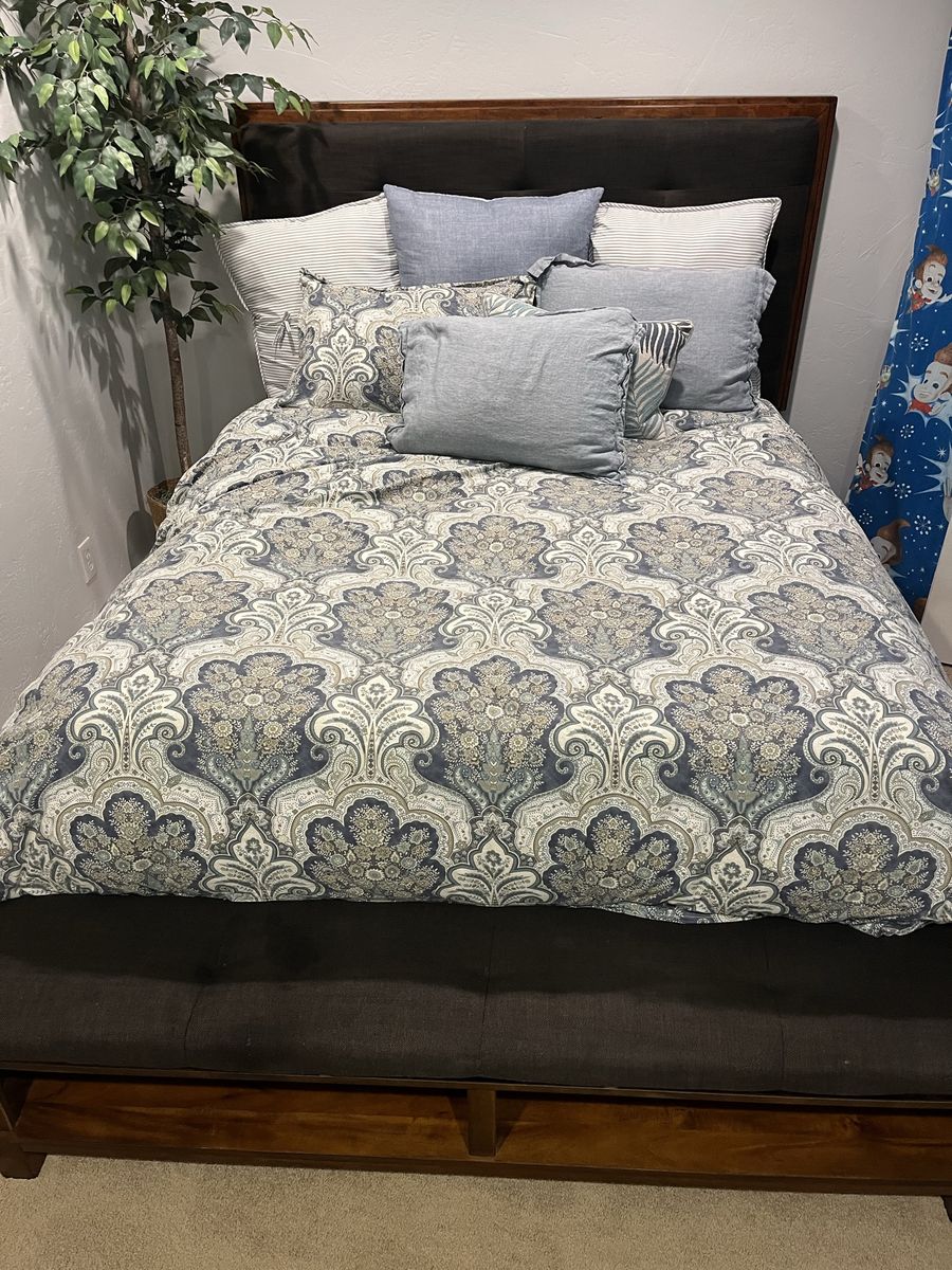 Queen size solid wood bedroom set
